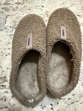 Bombas Brown Fuzzy Slip-On Slippers